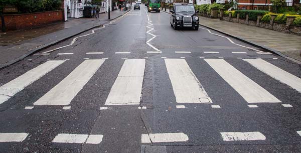 How to safely overtake cyclists on the road - essential tips for new drivers