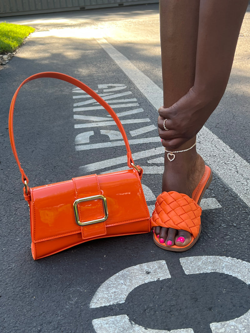 Trendsetting Accessories: Heart Anklets and Oversized Sunglasses