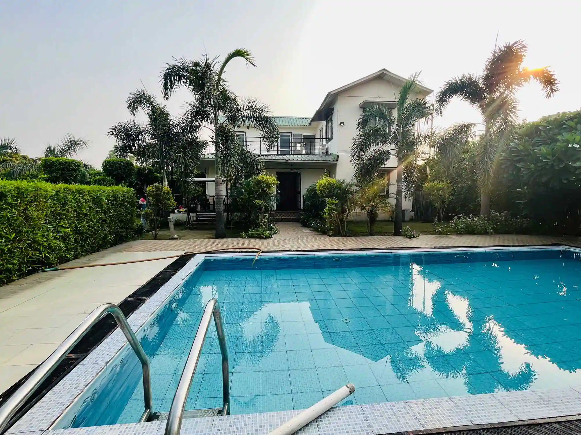 Sizzling Splash: Hosting the Ultimate Pool Party at a Farmhouse in Delhi