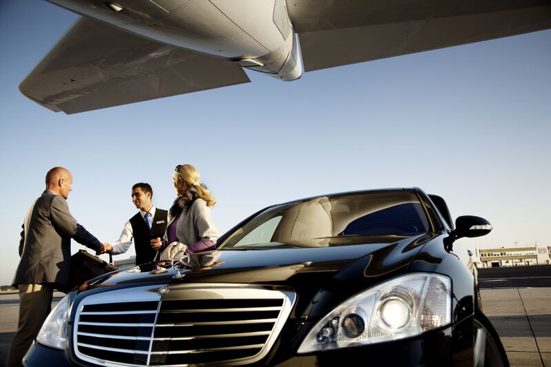 Airport Limo Service: When to Book It for Your Kids?