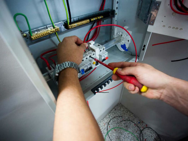 Main Features You Need to Add In App For Electrician