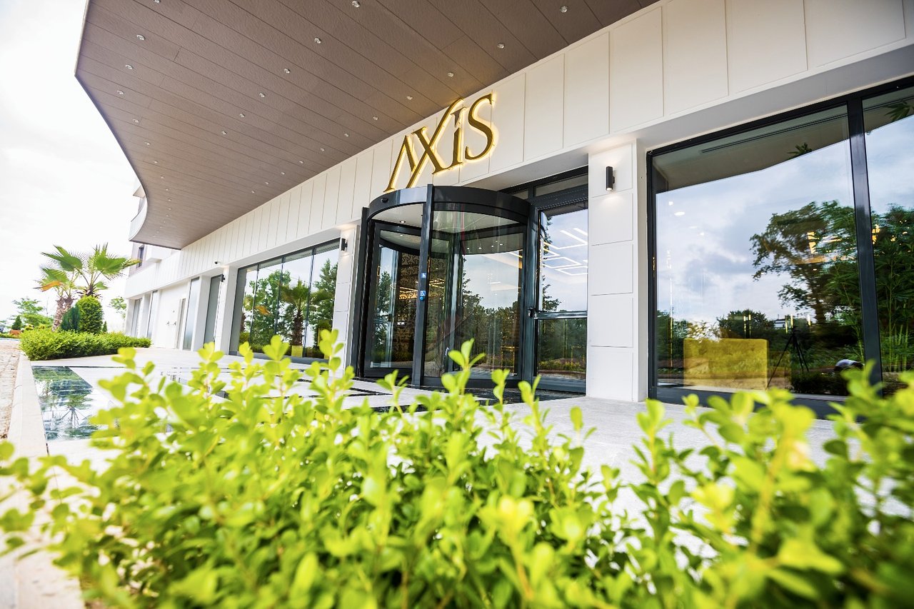  A Stylish Retreat in Proximity to Axis Hotel