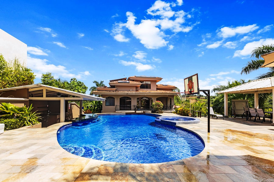 Jaco Villa Rentals for Company Retreats & Premium Lakefront Retreat Experiences
