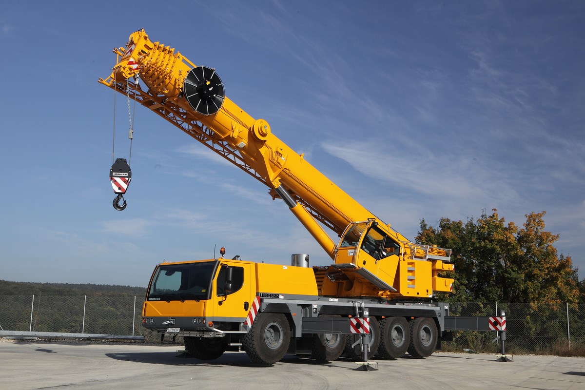 Technological Advancements and Market Dynamics in the Wheeled Crane Industry