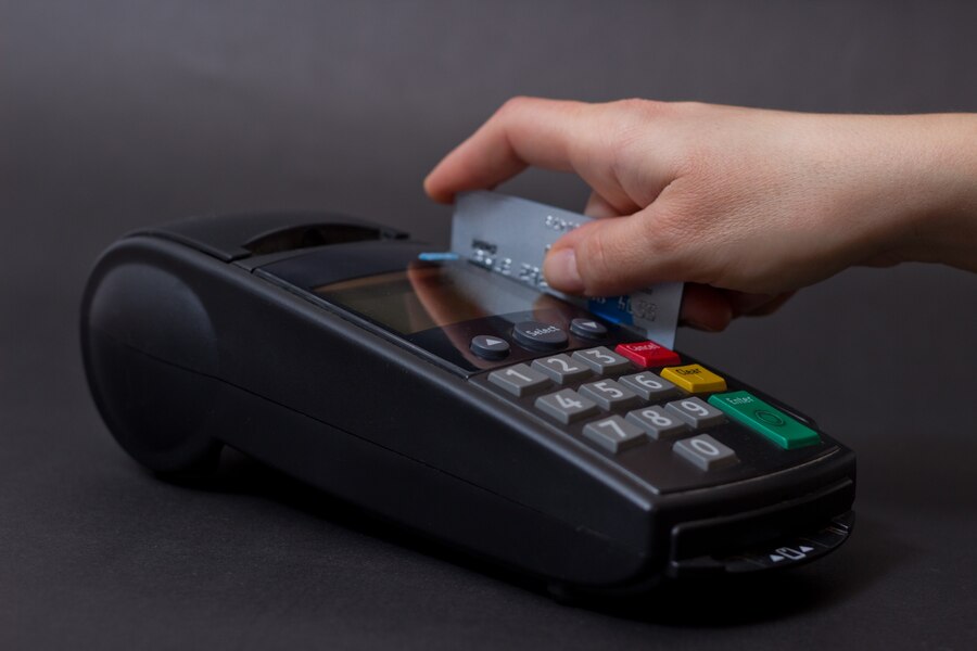 Top 5 Benefits of Adding a Credit Card Reader to Your Vending Machine Business