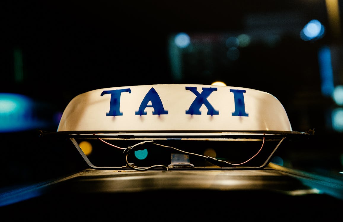Top Benefits of Using an Airport Taxi Service