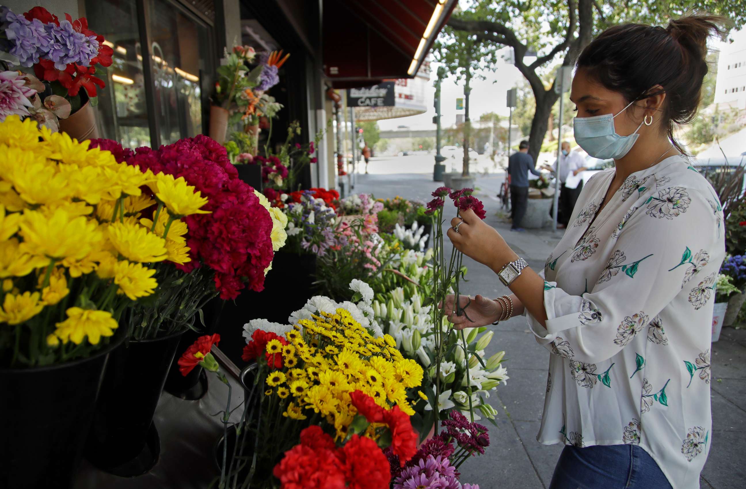 From Seed to Bouquet: Understanding the Floral Supply Chain