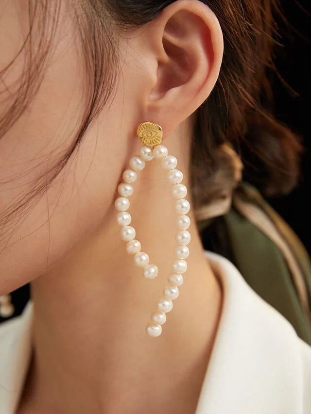 Graceful Glamor: Exploring the Timeless Allure of Pearl Drop Earrings
