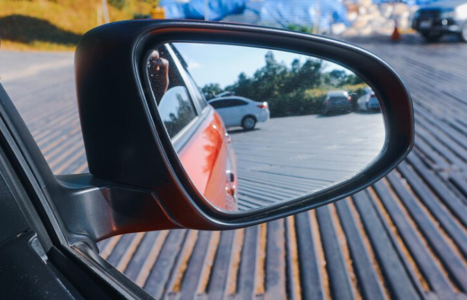Expert Tips For Choosing The Right Replacement Glass For Your Car Side Mirror