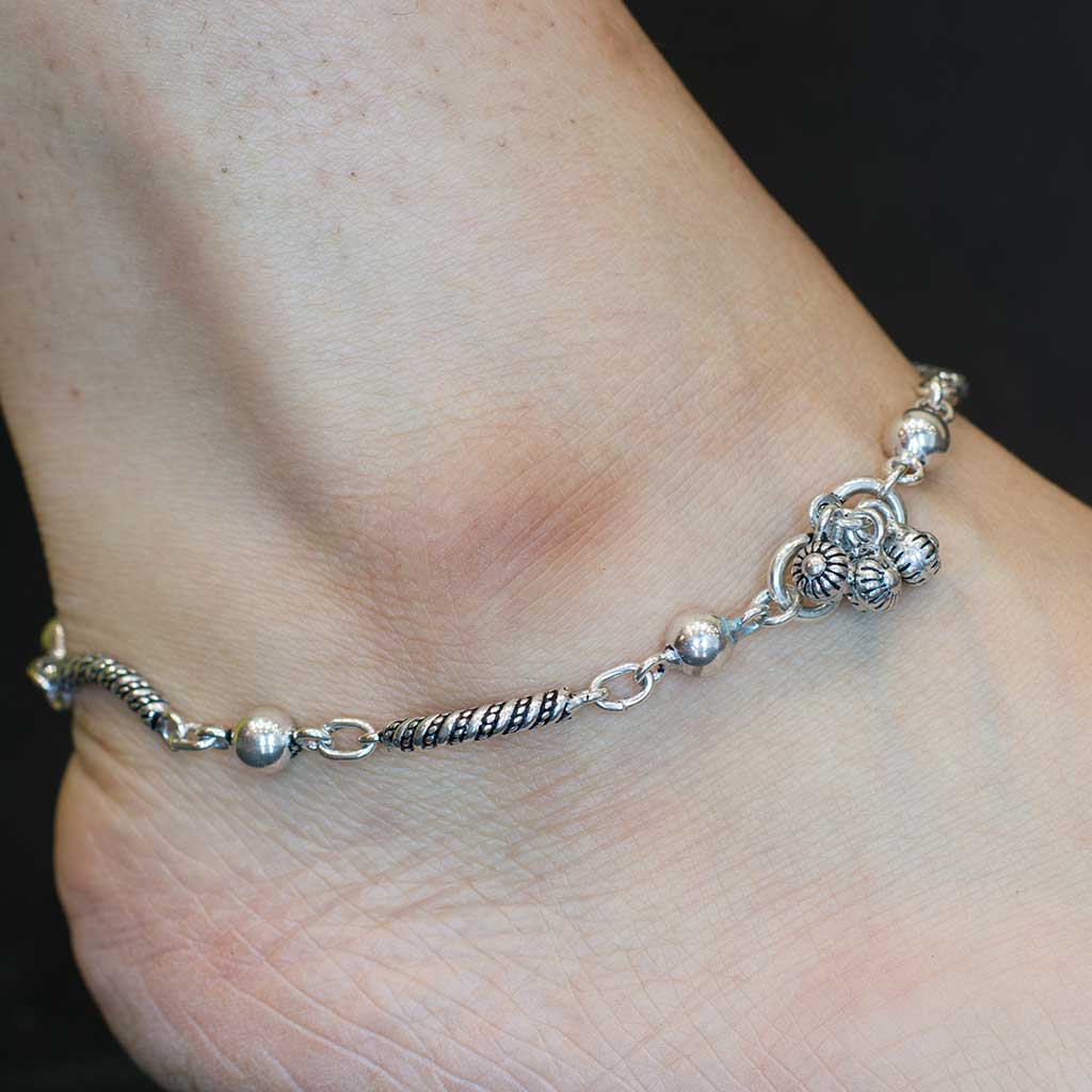 Classic silver anklet design