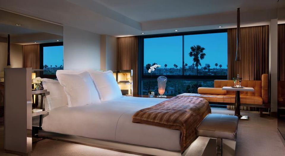 What are the major facilities a hotel should have?