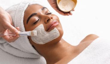 How a Facial Salon Can Help You Manage Acne and Skin Concerns?