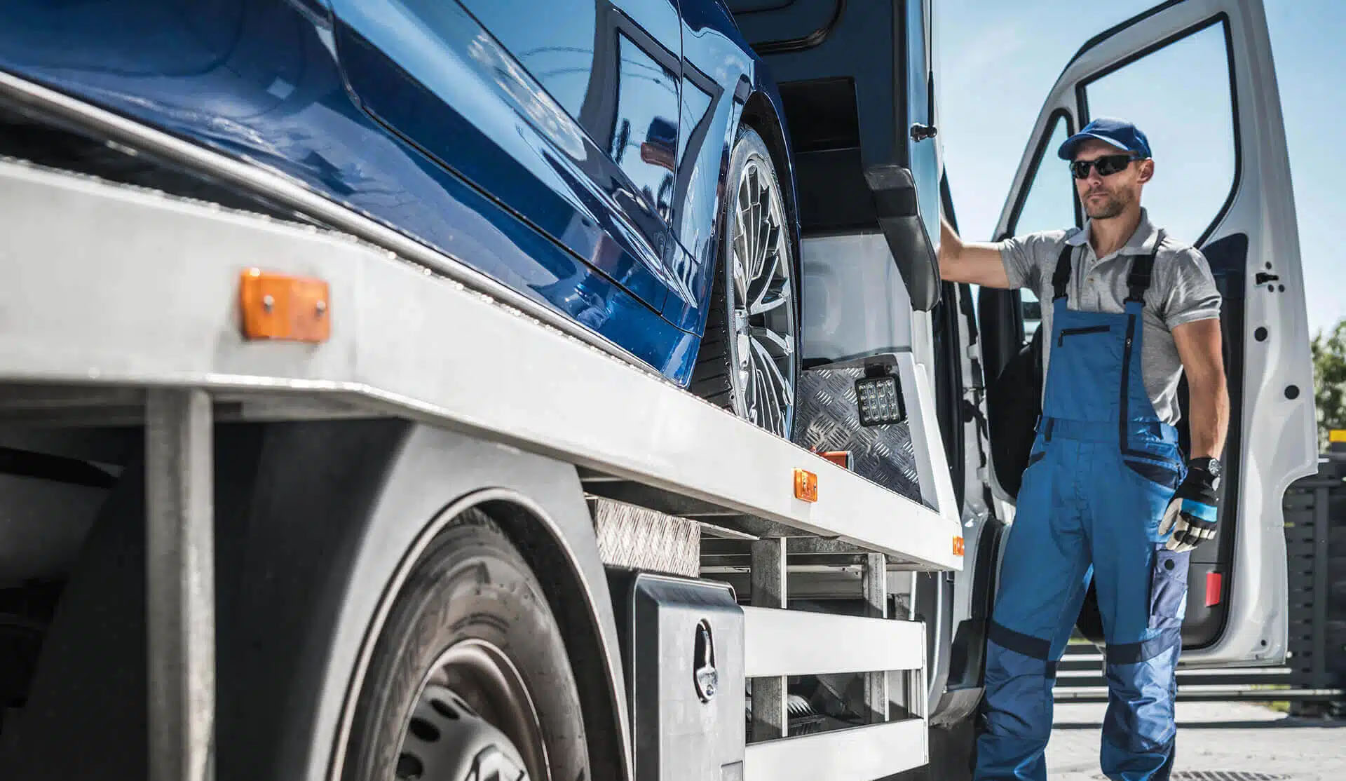 Roadside Assistance vs. Towing Services: What’s the Difference?