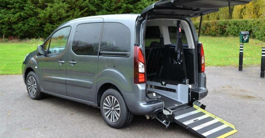 Top Situations To Book A Maxi Cab Service For Comfort And Safety