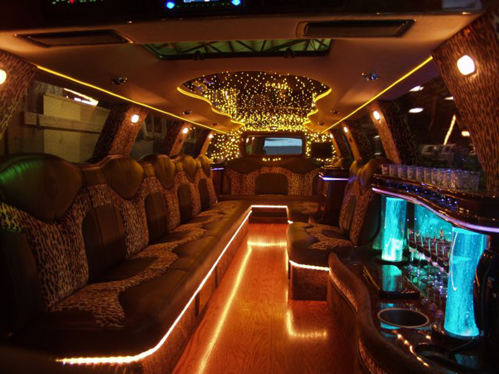 Stylish Limos for Seamless Airport Transfers and Elegant Event Transportation