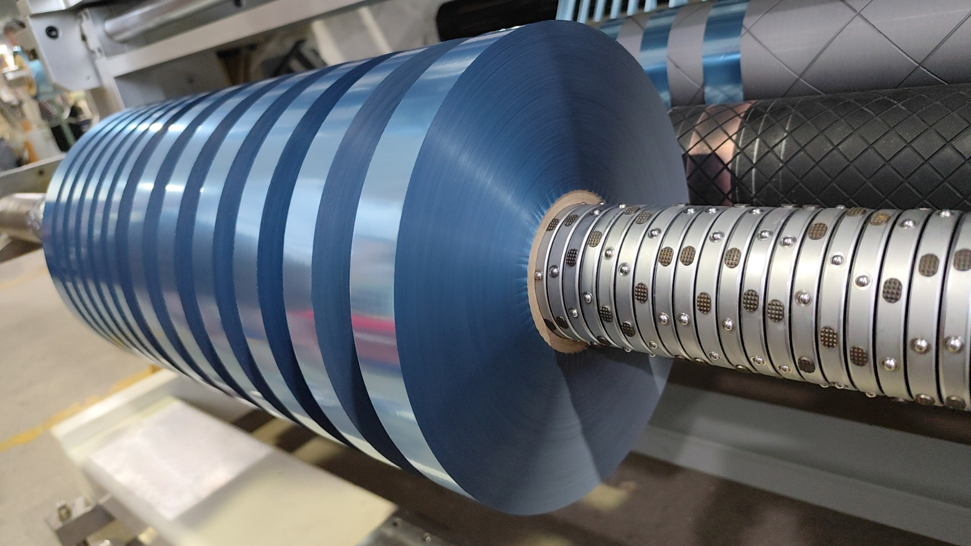 Efficient cutting solution for fully automatic slitting machine