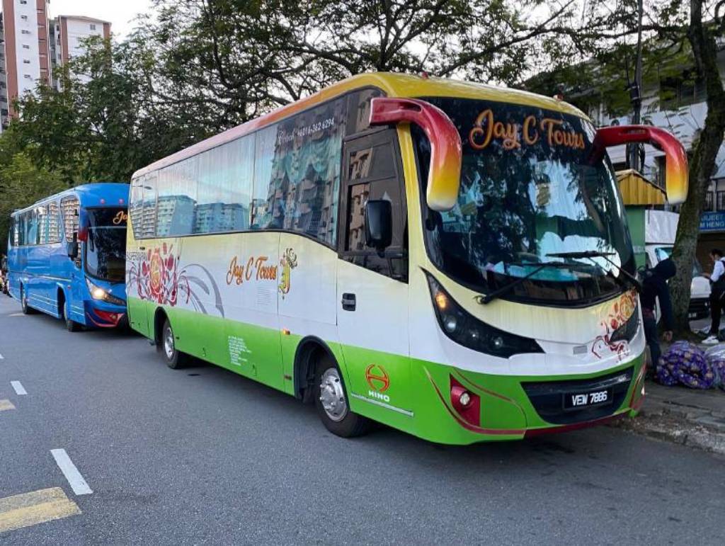 Top Reasons to Choose a Tour Bus Rental for Your Next Trip in Malaysia