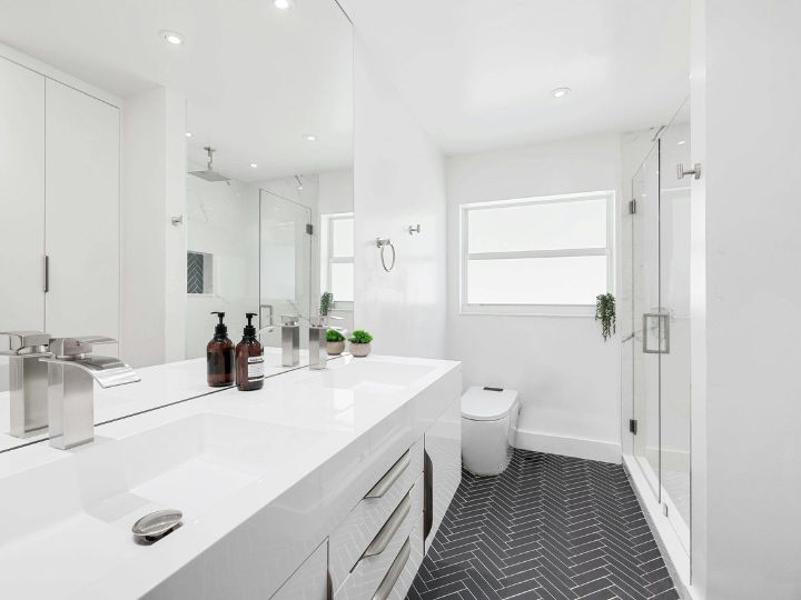 10 Clever Ways to Transform a Tiny Bathroom Without Breaking the Bank