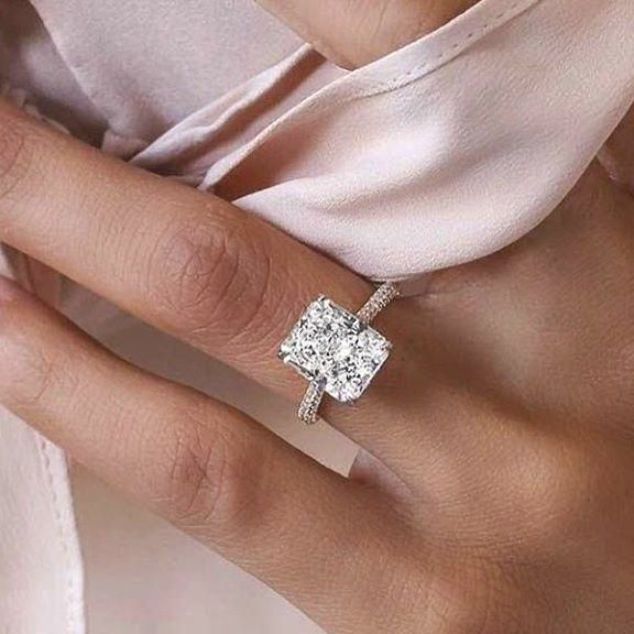 How to Style Your White Diamond Wedding Ring with Elegance