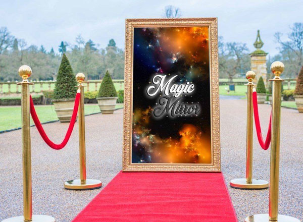 What Makes Mirror Photobooths Perfect For Personal Events?