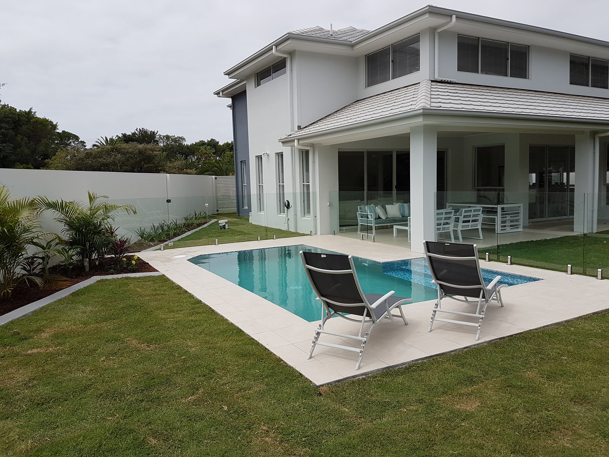 Organize a Frameless Glass Pool Fencing Gold Coast