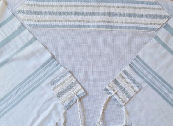 How Do Jews Use An Israeli Tallit?