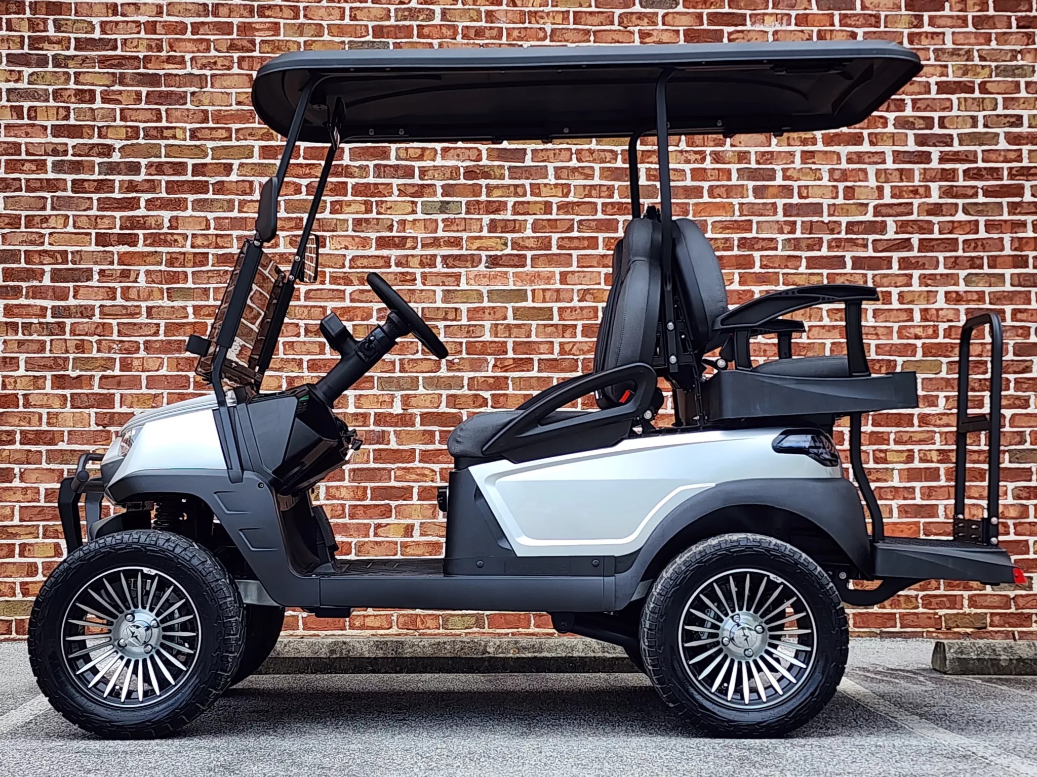 Electric vs. Gas Golf Karts: Which One is Right for You?
