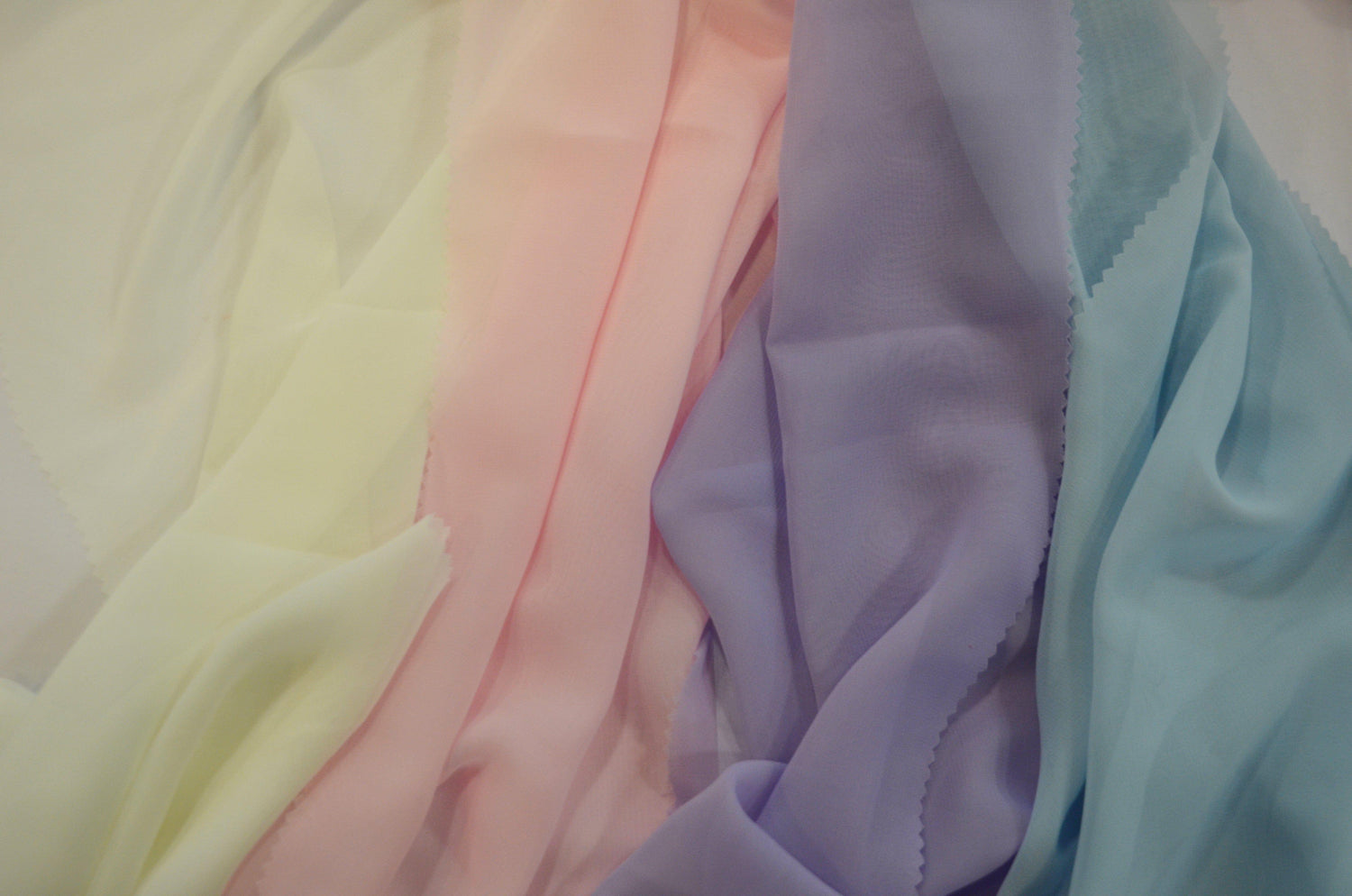 Chiffon vs. Other Fabrics: What Makes It the Best for Elegant Apparel?