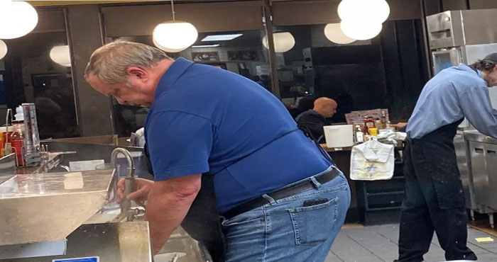 When A Waffle House Was Short On Staff, Customers Jumped Behind The Counter To Help Out