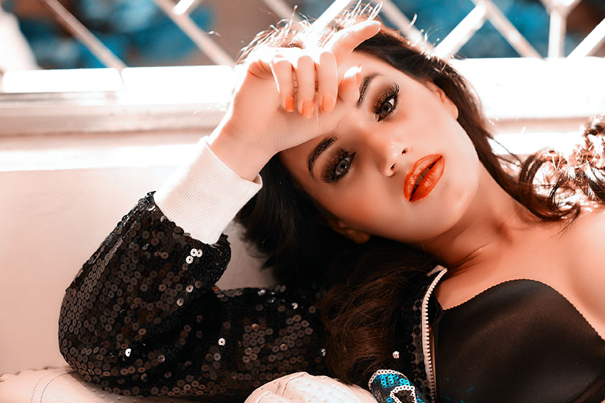 HOW SHOULD A MODEL POSE FOR A PICTURE