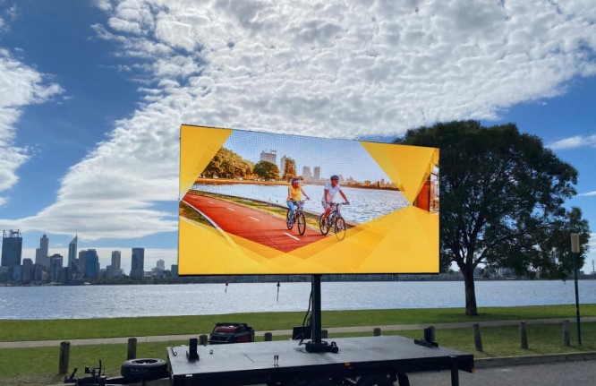 Using Solar LED Sign Trailers in Event Management and Crowd Control